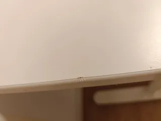 Escritorio elevable blanco.