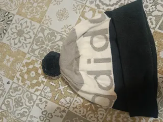 Gorro Adidas gris y blanco con pompón