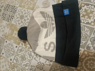 Gorro Adidas gris y blanco con pompón