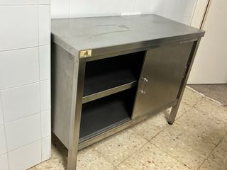 Mueble de acero inoxidable con puertas correderas