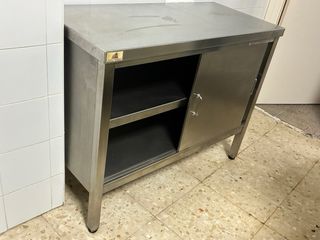 Mueble de acero inoxidable con puertas correderas