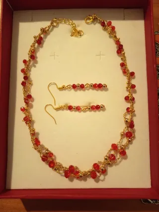 Set collana e orecchini rossi dorati