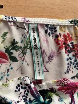 Blusa Stradivarius floral blanca talla L