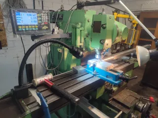 Fresadora universal con cabezal inclinable