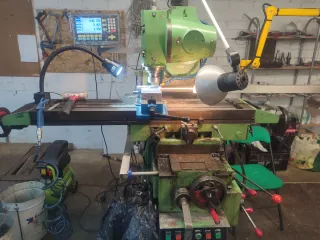 Fresadora universal con cabezal inclinable