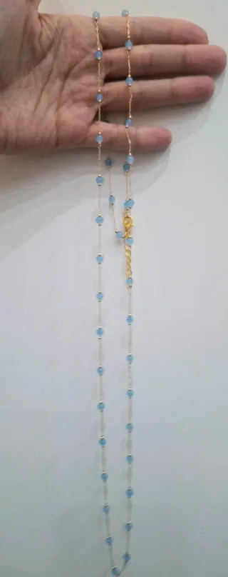 Collana lunga dorata con perline azzurre