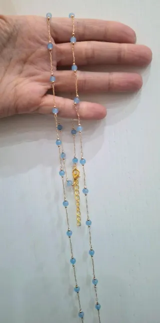 Collana lunga dorata con perline azzurre