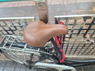 Bicicleta de paseo negra con cesta