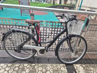 Bicicleta de paseo negra con cesta
