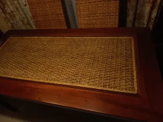Mesa de comedor de madera con tapa de cristal