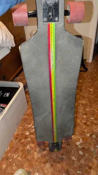 Longboard Santa Cruz con diseño de león