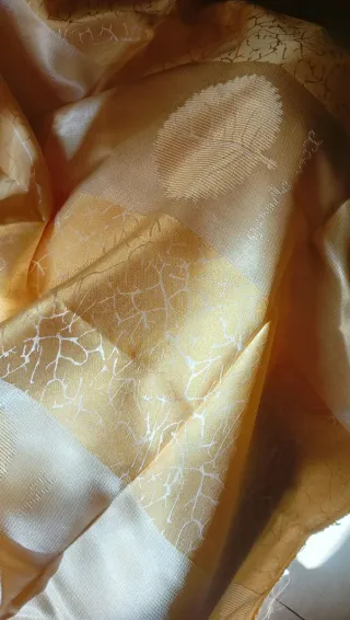 Retal tela beige y dorado