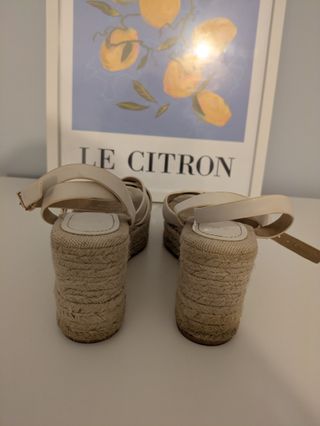 Sandalias cuña H&M blancas y beige