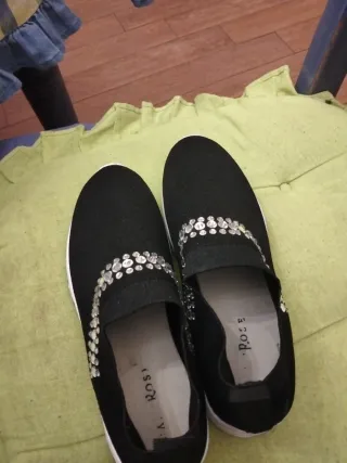 Scarpe elasticizzate nere con strass