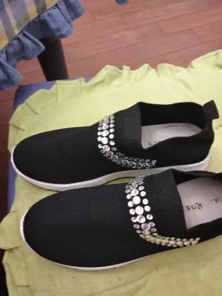 Scarpe elasticizzate nere con strass