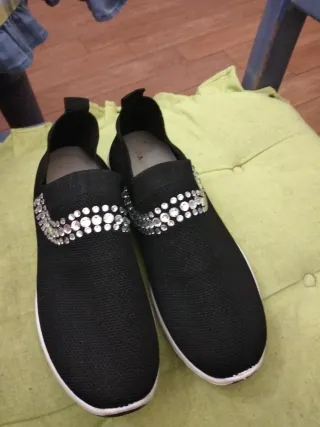 Scarpe elasticizzate nere con strass