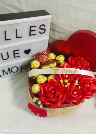Corazón de chocolates y rosas rojas