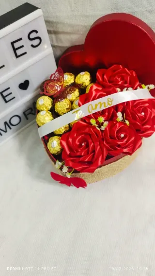 Corazón de chocolates y rosas rojas