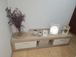 Mueble TV madera y blanco con balda