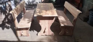 Mesa y bancos de madera