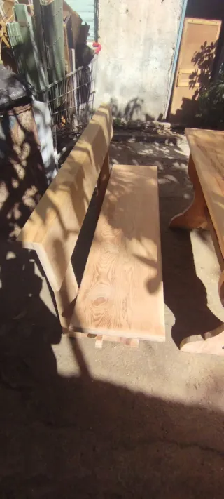 Mesa y bancos de madera