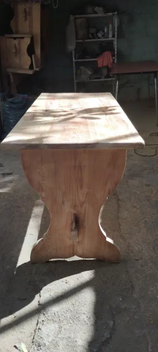 Mesa y bancos de madera