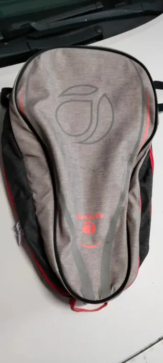 Paletero de pádel gris y negro