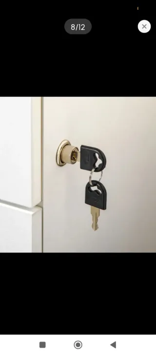 Mueble de oficina blanco con ruedas y cerradura