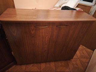 Zapatero de madera marrón