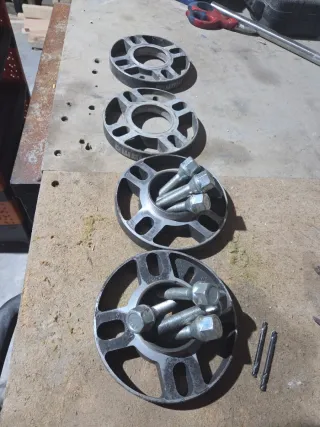 Separadores Momo 4 Tornillos