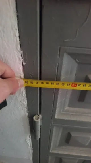 Puerta de entrada gris con cristal