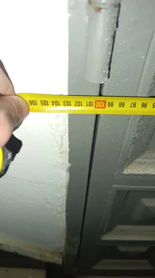 Puerta de entrada gris con cristal