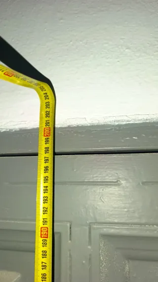 Puerta de entrada gris con cristal