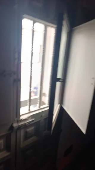 Puerta de entrada gris con cristal