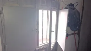 Puerta de entrada gris con cristal