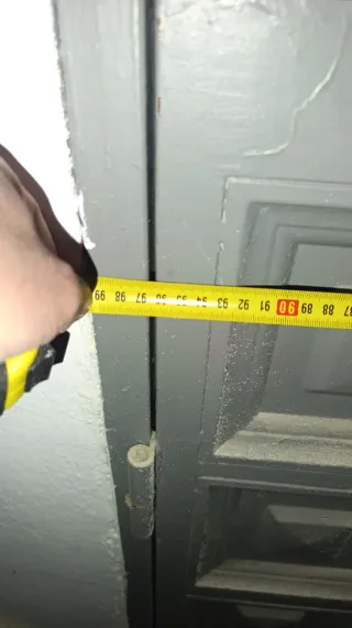 Puerta de entrada gris con cristal