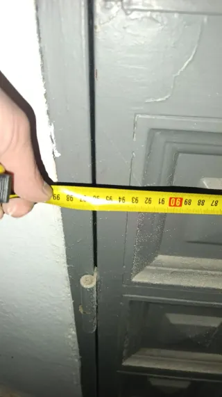 Puerta de entrada gris con cristal