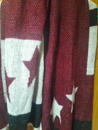 Bufanda granate con estrellas