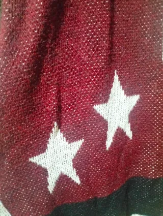 Bufanda granate con estrellas