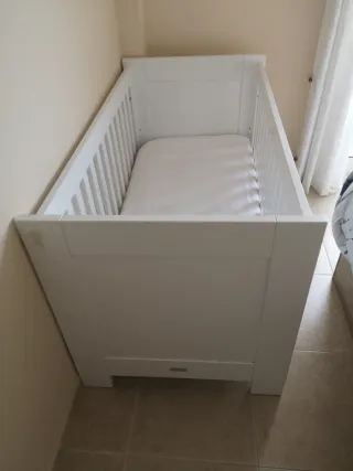 Cuna blanca de madera