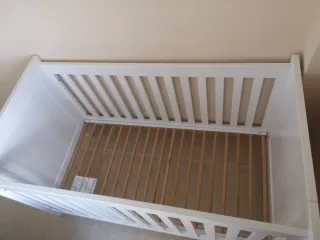 Cuna blanca de madera