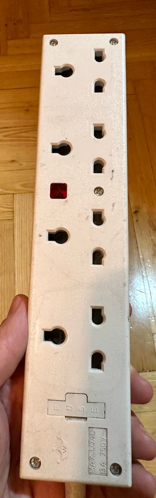 Regleta 6 tomas UK con interruptor