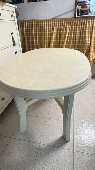 Mesa de jardín ovalada de plástico