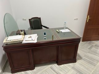 Mesa de despacho de madera oscura