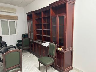 Mesa de despacho de madera oscura