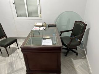 Mesa de despacho de madera oscura