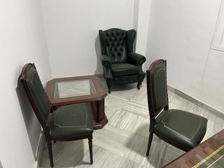 Mesa de despacho de madera oscura