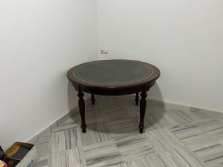 Mesa de despacho de madera oscura