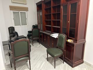 Mesa de despacho de madera oscura