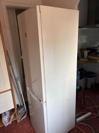 Nevera con estante de plástico roto